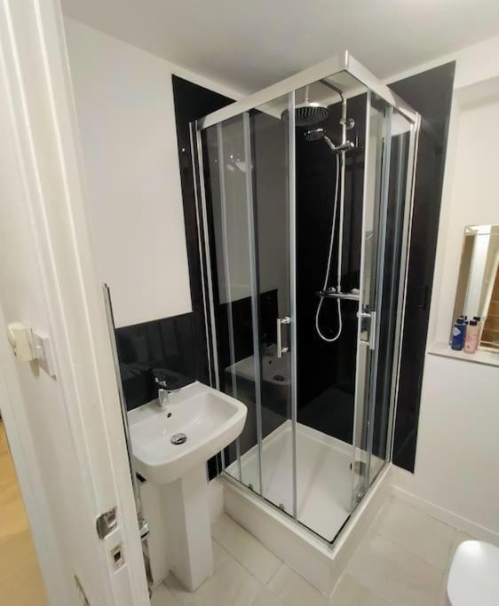 Апартаменты Impeccable 2-Bed House Лондон Экстерьер фото