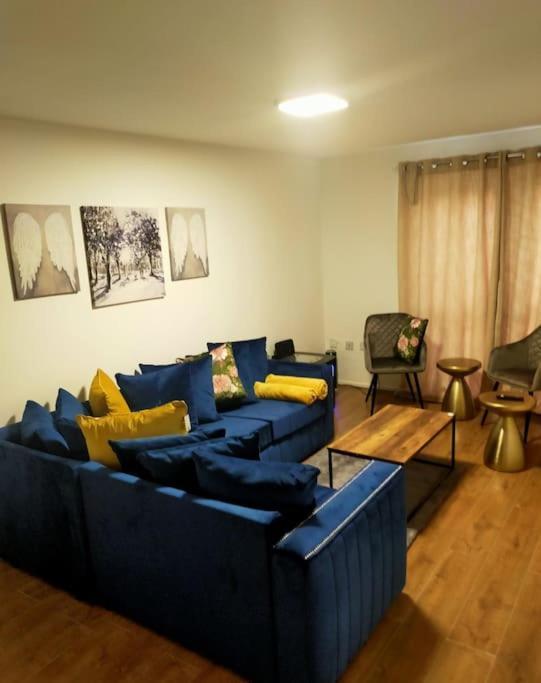 Апартаменты Impeccable 2-Bed House Лондон Экстерьер фото