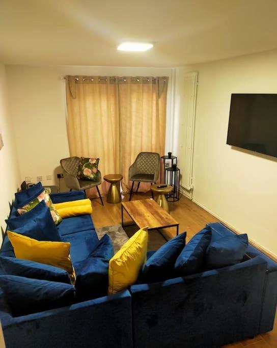 Апартаменты Impeccable 2-Bed House Лондон Экстерьер фото