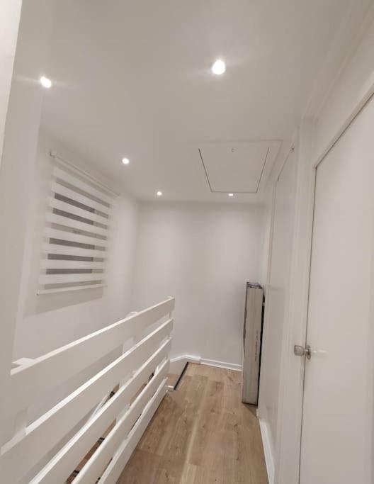 Апартаменты Impeccable 2-Bed House Лондон Экстерьер фото