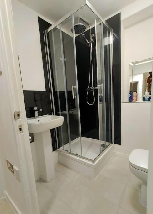 Апартаменты Impeccable 2-Bed House Лондон Экстерьер фото